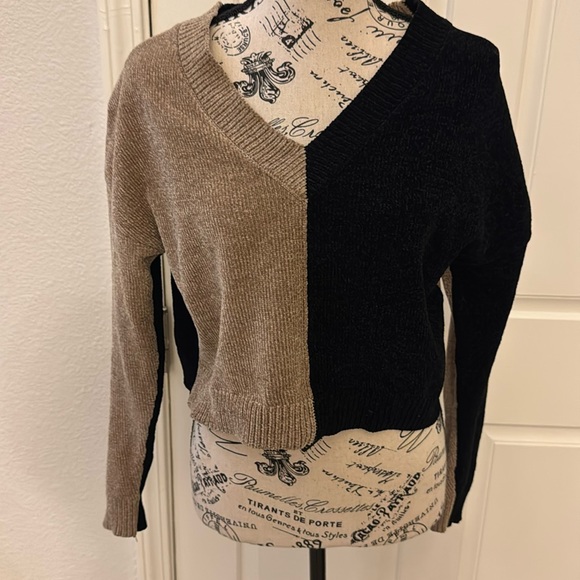 Nikkak V-Neck Sweater S - Picture 2 of 5